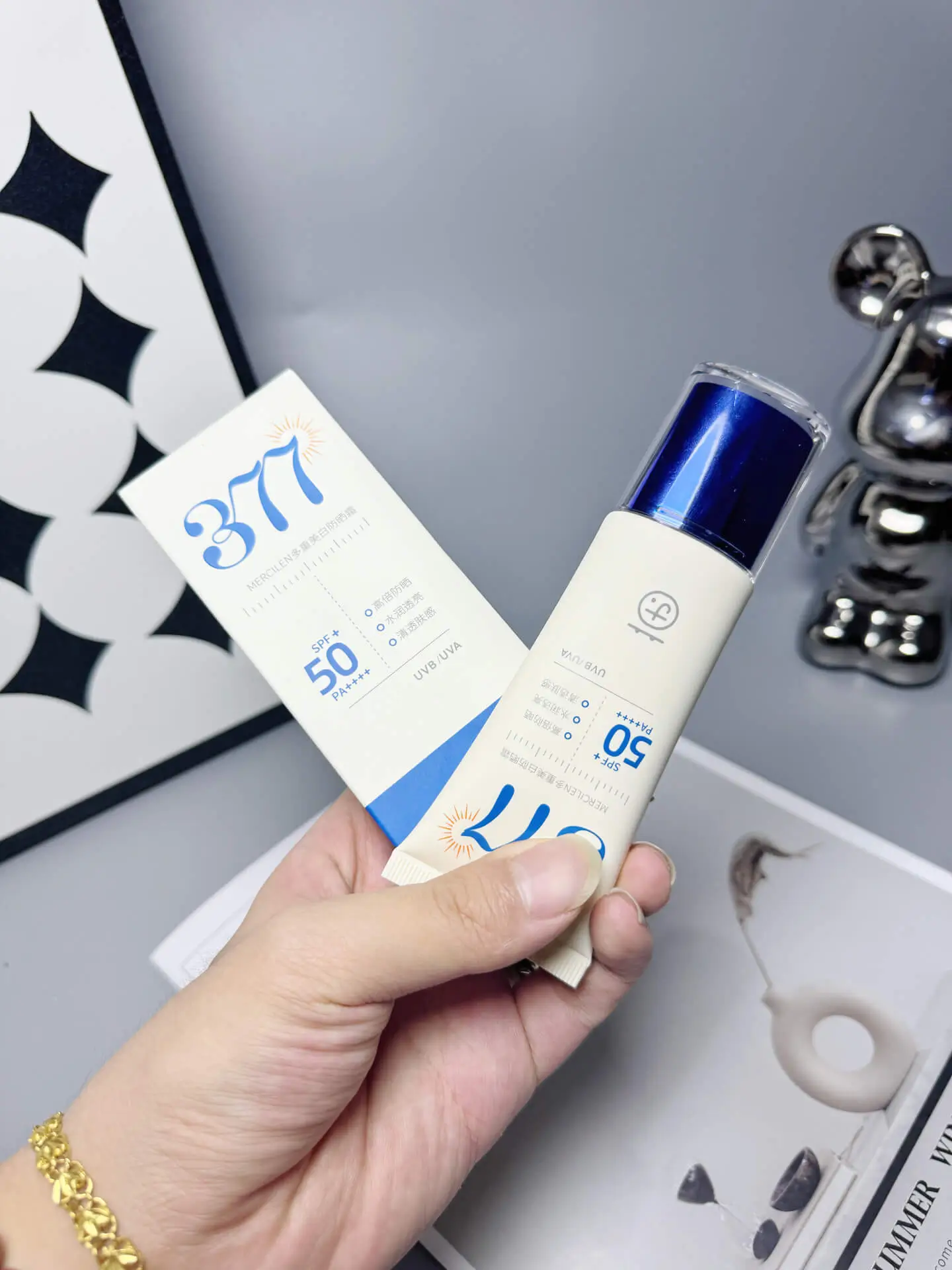 Sunscreen white label manufacturer products: row of custom branded SPF lotions, reef-safe sprays and tinted mineral glowscreen bottles ready for private label with low MOQ and fast shipping